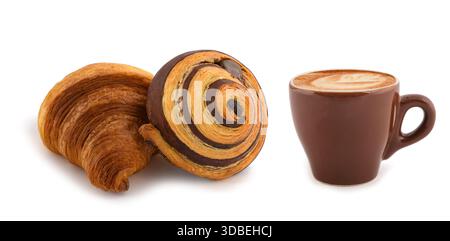 Cappuccino e brioche isolati su bianco Foto Stock