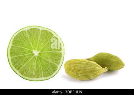 Fetta di lime e cardamomo isolati su sfondo bianco Foto Stock