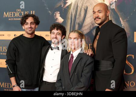 Gast, Jaouhar Ben Ayed, Rosie Boore und Malick Bauer bei der Weltpremiere von Der Medicus II / The Physician II im Cinedom. Köln, 15.12.2025 *** Guest, Jaouhar Ben Ayed, Rosie Boore e Malick Bauer alla prima mondiale di Der Medicus II The Physician II al Cinedom Cologne, 15 12 2025 foto:Xn.xKolinzx/xFuturexImagex medicus 5394 Foto Stock