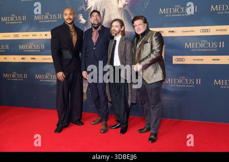 Malick Bauer, Christoph Stölzl, Tom Payne e Francis Fulton-Smith bei der Weltpremiere von Der Medicus II / The Physician II im Cinedom. Köln, 15.12.2025 *** Malick Bauer, Christoph Stölzl, Tom Payne e Francis Fulton Smith alla prima mondiale di Der Medicus II il medico II al Cinedom di Colonia, 15 12 2025 foto:Xn.xKolinzx/xFuturexImagex medicus 5419 Foto Stock