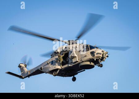 Der erste Bordhubschrauber NH-90 MRFH Sea Tiger landet am Bundesministerium der Verteidigung im Rahmen einer Uebergabe an die Deutsche Marine in Berlin, 16.12.2025. Berlin Deutschland *** il primo elicottero NH 90 MRFH Sea Tiger atterra al Ministero federale della difesa come parte di un passaggio alla Marina tedesca a Berlino, 16 12 2025 Berlino Germania Copyright: XJulianexSonntagx Foto Stock