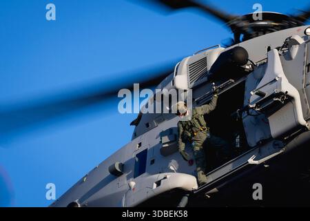 Der erste Bordhubschrauber NH-90 MRFH Sea Tiger landet am Bundesministerium der Verteidigung im Rahmen einer Uebergabe an die Deutsche Marine in Berlin, 16.12.2025. Berlin Deutschland *** il primo elicottero NH 90 MRFH Sea Tiger atterra al Ministero federale della difesa come parte di un passaggio alla Marina tedesca a Berlino, 16 12 2025 Berlino Germania Copyright: XJulianexSonntagx Foto Stock