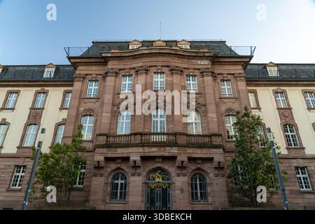 Vista del maestoso edificio in mattoni rossi con intagli ornati e finestre con cornici bianche si erge sotto un cielo azzurro pallido, Coblenza, Renania-Palatinato, tedesco Foto Stock