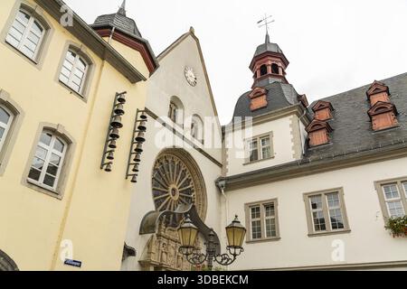 Ammira la Citykirche sulle finestre ornate della piazza Jesuitenplatz e la torre dell'orologio, Coblenza, Renania-Palatinato, Germania. Foto Stock