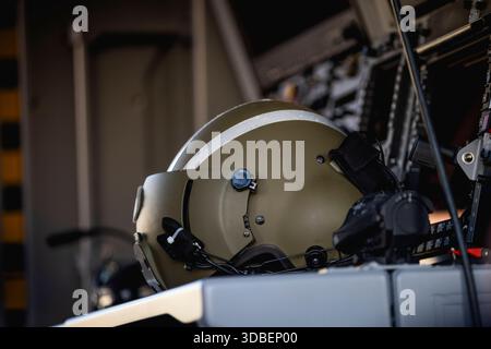 Ein Pilotenhelm in einem Hubschrauber, aufgenommen im Rahmen einer Uebergabe des ersten Bordhubschrauber NH-90 MRFH Sea Tiger an die Deutsche Marine in Berlin, 16.12.2025. Berlin Deutschland *** Un casco pilota in elicottero, preso durante la consegna del primo elicottero NH 90 MRFH Sea Tiger alla Marina militare tedesca a Berlino, 16 12 2025 Berlino Germania Copyright: XJulianexSonntagx Foto Stock