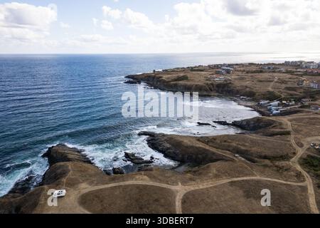 Vista aerea della costa frastagliata, dove le acque azzurre incontrano le coste rocciose, creando un affascinante contrasto di colori e texture, Sinemorets, Bul Foto Stock
