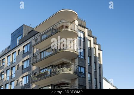 La vista dell'architettura moderna si innalza con balconi arrotondati che si affacciano sul cielo azzurro, che mostrano la bellezza del design urbano, Vastra Hamnen, Malmo, Swed Foto Stock