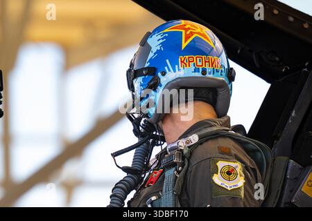 Nicholas Belinski, un pilota di F-16 C Fighting Falcon assegnato al 64th Aggressor Squadron, siede su un F-16C Fighting Falcon Befor Foto Stock