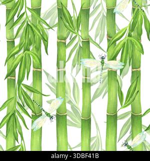 Motivo senza cuciture con steli e foglie di bambù verdi e libellule sullo sfondo. Clipart del giardino cinese. Boschetto di bambù. Acquerello disegnato a mano Foto Stock