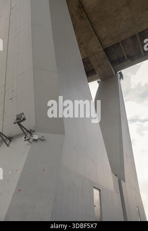 Bangkok, Thailandia - 15 dicembre 2025 - Una prospettiva ad angolo basso mette in evidenza una grande colonna angolare di supporto in cemento del ponte Bhumibol (anello industriale) Foto Stock