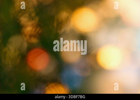 Decorazioni sfocate sull'albero di Natale con luci blu sullo sfondo astratto Foto Stock