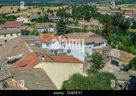 Veduta aerea della città di Buitrago del Lozoya, Comunità di Madrid, Spagna Foto Stock