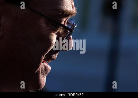 Washington, Stati Uniti. 16 dicembre 2025. Kevin Hassett, direttore del National Economic Council, parla ai membri dei media al di fuori della Casa Bianca a Washington il 16 dicembre 2025. Foto di Yuri Gripas/ABACAPRESS.COM credito: Abaca Press/Alamy Live News Foto Stock