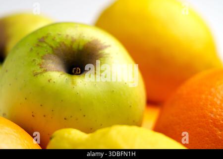Colorato mix di prodotti interi di stagione con mele e agrumi. Concetto di stile di vita sano Foto Stock