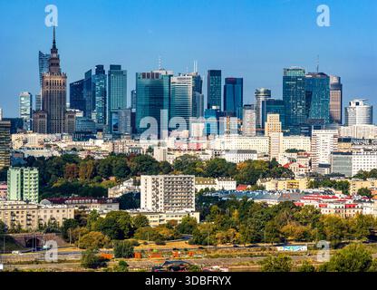 Varsavia, Polonia - 17 agosto 2025: Vista panoramica aerea del centro di Varsavia con i grattacieli del centro di Srodmiescie e i quartieri del centro di Wola Foto Stock