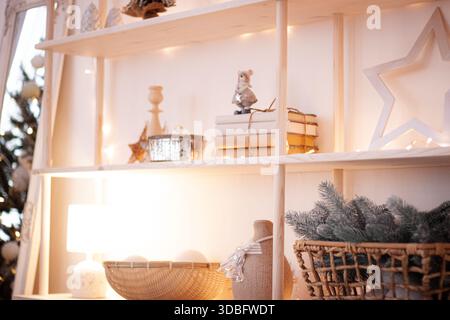 Confortevole allestimento stagionale del display, rilassante atmosfera natalizia creata da decorazioni e luci accuratamente organizzate Foto Stock