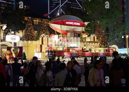 Scena dal Winter Wonderland nel Central 2025 - i visitatori sono visti di fronte alla grande mostra festosa in Piazza della Statua nel Central. Foto Stock