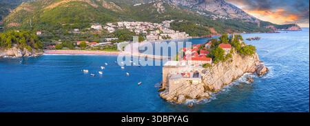 Città vecchia e spiaggia Sveti Stefan isola di mare, Budva, Montenegro, Europa Foto Stock
