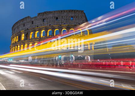 Una lunga esposizione con i sentieri del traffico, del Colosseo di Roma, Italia Foto Stock