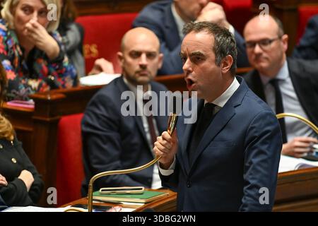 Parigi, Francia. 16 dicembre 2025. Il primo Ministro Sebastien Lecornu durante la sessione QAG all'Assemblea nazionale del 16 dicembre 2025 - 16/12/2025 - Francia/Ile-de-France (regione)/Parigi - Julien Mattia/le Pictorium credito: LE PICTORIUM/Alamy Live News Foto Stock