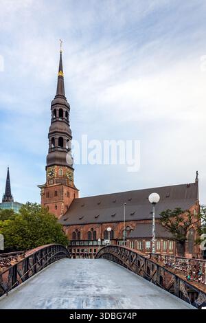 Chiesa di Santa Caterina nel quartiere Speicherstadt di Amburgo, Germania. Foto Stock
