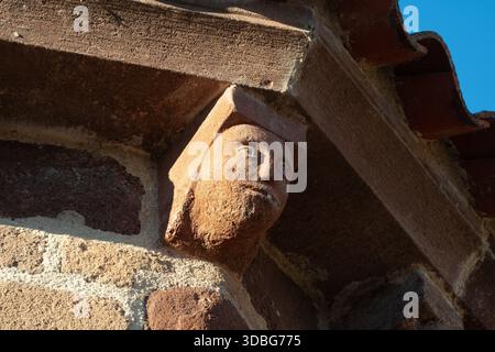 Il villaggio di Azerat. Scultura della chiesa romana di Saint-Jean-Baptiste . Alta Loira. Auvergne, Rodano Alpes. Francia Foto Stock