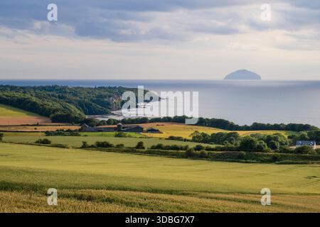 Ampio scenario rurale di terreni agricoli e costa con il Castello di Culzean in lontananza, tranquillo e panoramico. Foto Stock