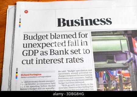 "Budget incolpato per l'inaspettato calo del PIL quando la Banca si accinge a tagliare i tassi di interesse" titolo del quotidiano Guardian Business article 13 dicembre 2025 Londra Regno Unito Foto Stock