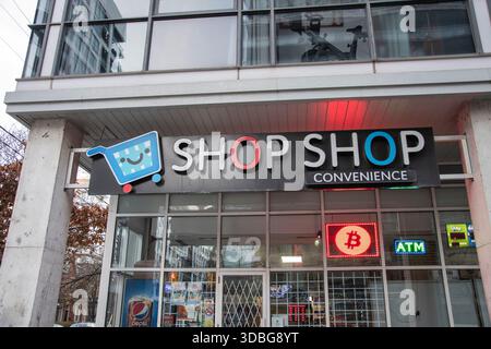Cartello con su "Shop Shop Shop Shop" in Bathurst Street, nel centro di Toronto, Ontario, Canada Foto Stock