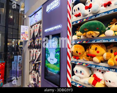 Stretford, Regno Unito - 15 novembre 2025: Luminoso negozio con peluche e schermo digitale a Manchester, Regno Unito. Foto Stock