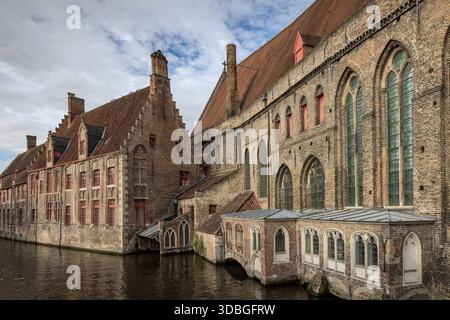 Vista dal Ponte di Maria (Mariabrug) dell'ospedale di San Giovanni (Museo Sint-Janshospitaal) e degli edifici medievali a Bruges, Belgio Foto Stock