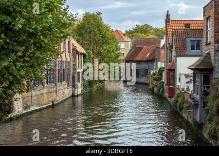 Vista sul canale d'acqua Bakkersrei dal Ponte di Maria (Mariabrug) a Bruges, Belgio. Foto Stock