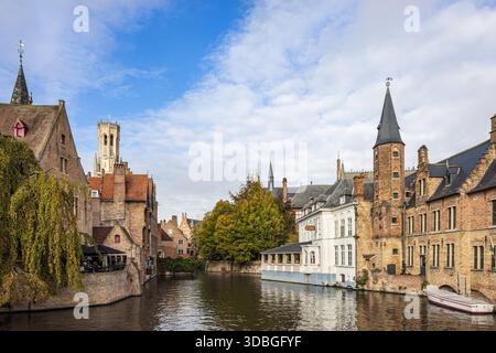 Vista dal Rozenhoedkaai (banchina del Rosario), Bruges, Belgio Foto Stock