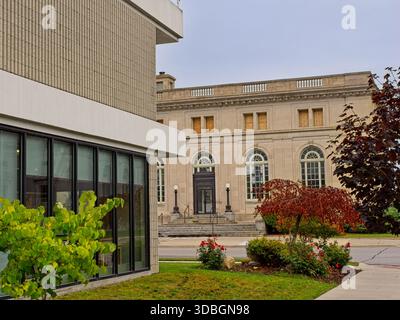 Ex ufficio postale americano in stile Beaux-Arts del 1911 dalla Alpena County Public Library prato in Water Street nel centro di Alpena, Michigan; ottobre 2025 Foto Stock
