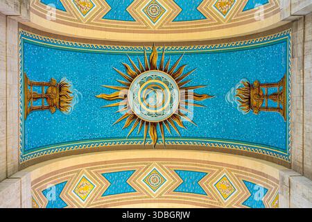 Soffitto a mosaico all'interno dell'arco del Los Angeles Memorial Coliseum in Exposition Park, Los Angeles, California, sede di tre Giochi Olimpici Foto Stock