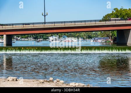 Vista aerea del centro di Algonquin, Illinois, lungo il fiume Fox, con paesaggi stradali sul lungofiume, attraversamento di ponti, porticciolo e aziende locali. Foto Stock