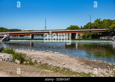 Vista aerea del centro di Algonquin, Illinois, lungo il fiume Fox, con paesaggi stradali sul lungofiume, attraversamento di ponti, porticciolo e aziende locali. Foto Stock