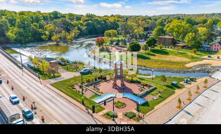 Vista aerea del centro di Algonquin, Illinois, lungo il fiume Fox, con paesaggi stradali sul lungofiume, attraversamento di ponti, porticciolo e aziende locali. Foto Stock