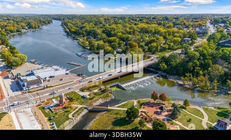 Vista aerea del centro di Algonquin, Illinois, lungo il fiume Fox, con paesaggi stradali sul lungofiume, attraversamento di ponti, porticciolo e aziende locali. Foto Stock