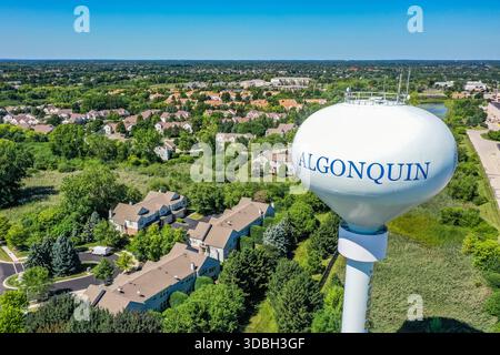 Vista aerea della torre acquatica di Algonquin Illinois che si affaccia sui quartieri periferici, sulle strade alberate e sugli spazi verdi aperti in una giornata estiva limpida. Foto Stock