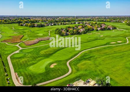 Vista aerea del Golf Club of Illinois ad Algonquin Illinois, con fairway ben curati, green, bunker, clubhouse e percorsi panoramici per cart. Foto Stock