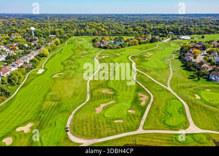Vista aerea del Golf Club of Illinois ad Algonquin Illinois, con fairway ben curati, green, bunker, clubhouse e percorsi panoramici per cart. Foto Stock