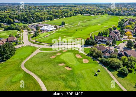 Vista aerea del Golf Club of Illinois ad Algonquin Illinois, con fairway ben curati, green, bunker, clubhouse e percorsi panoramici per cart. Foto Stock