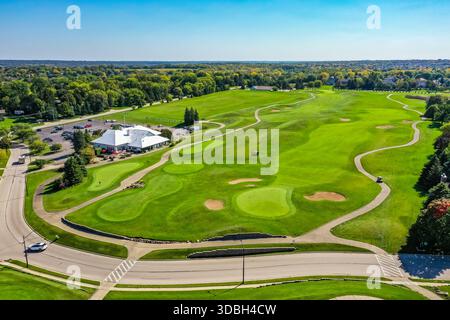 Vista aerea del Golf Club of Illinois ad Algonquin Illinois, con fairway ben curati, green, bunker, clubhouse e percorsi panoramici per cart. Foto Stock