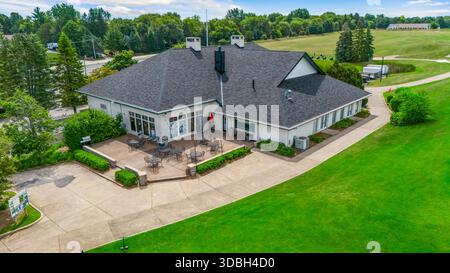 Vista aerea del Golf Club of Illinois ad Algonquin Illinois, con fairway ben curati, green, bunker, clubhouse e percorsi panoramici per cart. Foto Stock