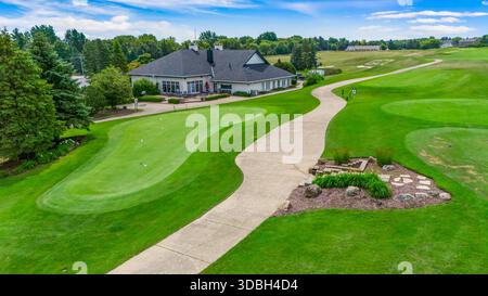 Vista aerea del Golf Club of Illinois ad Algonquin Illinois, con fairway ben curati, green, bunker, clubhouse e percorsi panoramici per cart. Foto Stock