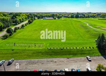 Vista aerea del Golf Club of Illinois ad Algonquin Illinois, con fairway ben curati, green, bunker, clubhouse e percorsi panoramici per cart. Foto Stock