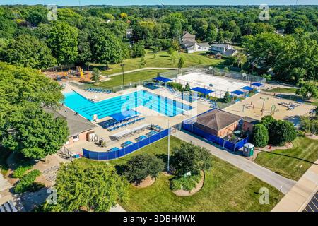 La piscina Lions Armstrong Memorial Pool di Algonquin, Illinois, dispone di piscina all'aperto, area giochi, campi da atletica e servizi del parco comunale. Foto Stock