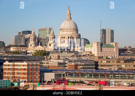 Cattedrale di St Paul con traffico Blackfriars e ponti ferroviari a Londra Foto Stock