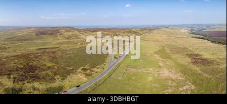 Vista aerea panoramica di Holmfirth Road (A635) all'incrocio con Wessenden Head Road all'estremità nord del Peak District National Park, Regno Unito. Foto Stock